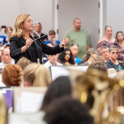 Richard Saucedo conducting