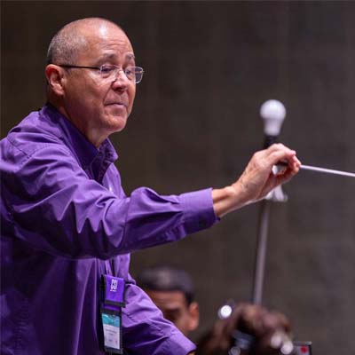 Richard Saucedo conducting