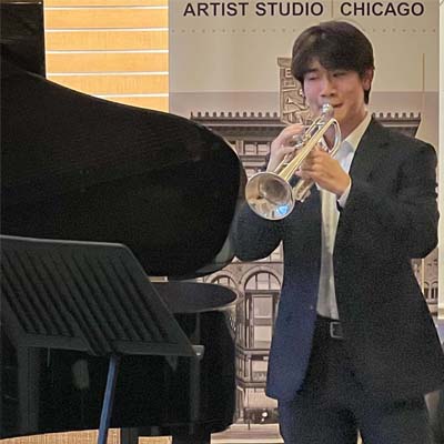 Oliver Zang performing